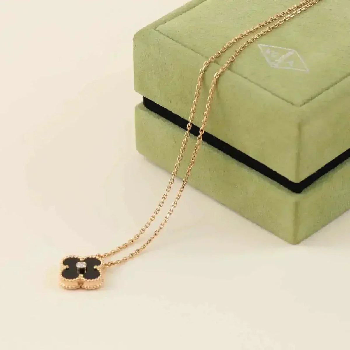 [Riva Jewelry ]CLOVER 15MM DIAMOND ONYX NECKLACE
