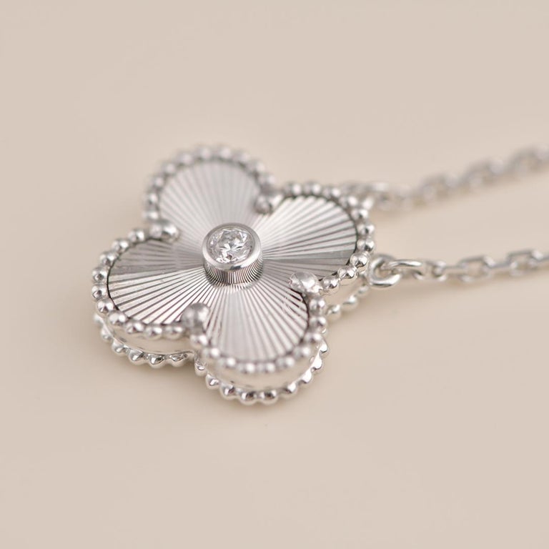 [Riva Jewelry ]CLOVER  15MM DIAMOND LASER NECKLACE SILVER