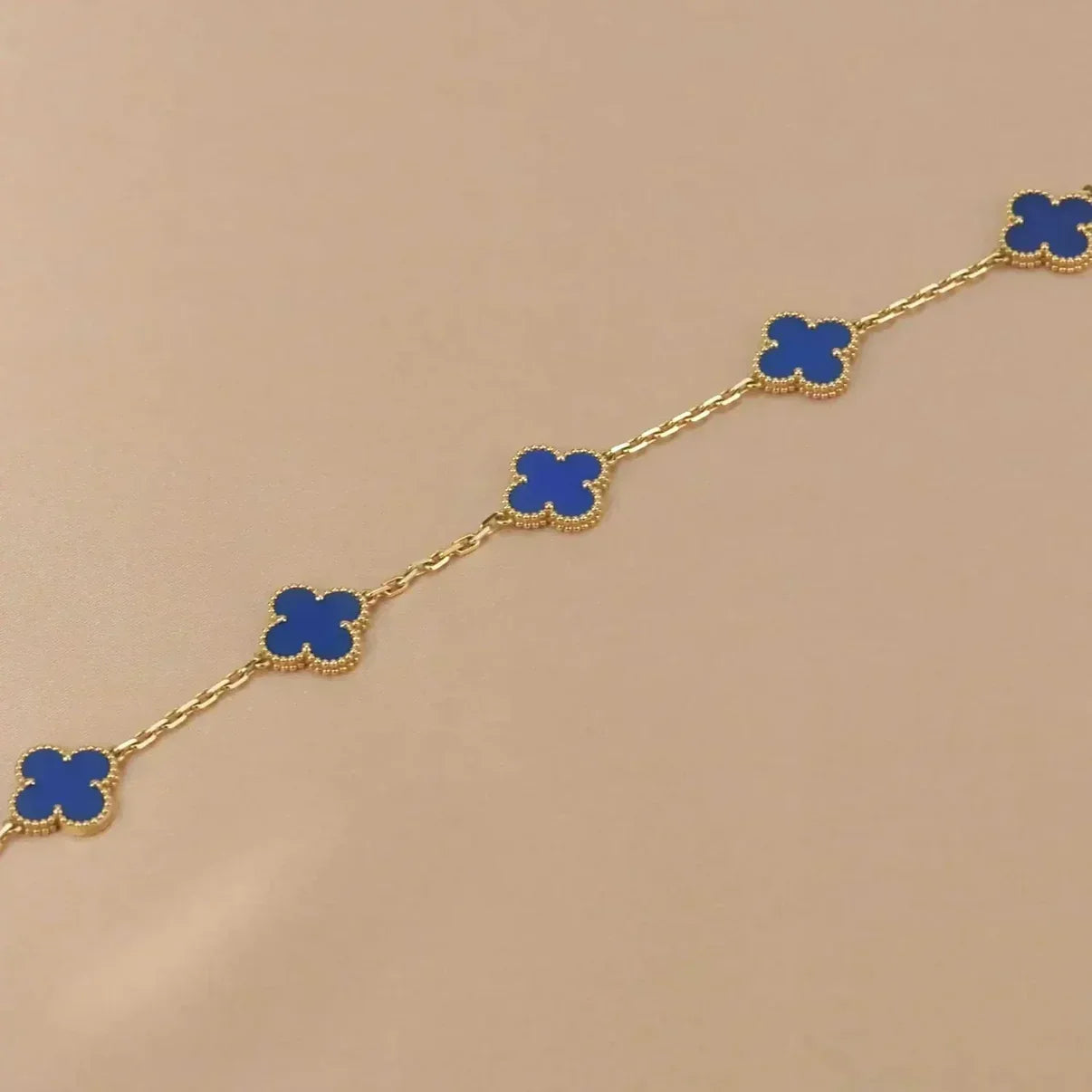 [Riva Jewelry]LUCKY CLOVER 5-MOTIV-ARMBAND – BLAUER ACHAT KOLLEKTION