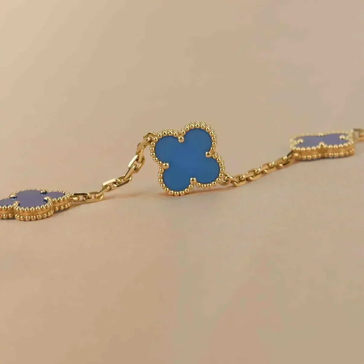 [Riva Jewelry]LUCKY CLOVER 5-MOTIV-ARMBAND – BLAUER ACHAT KOLLEKTION