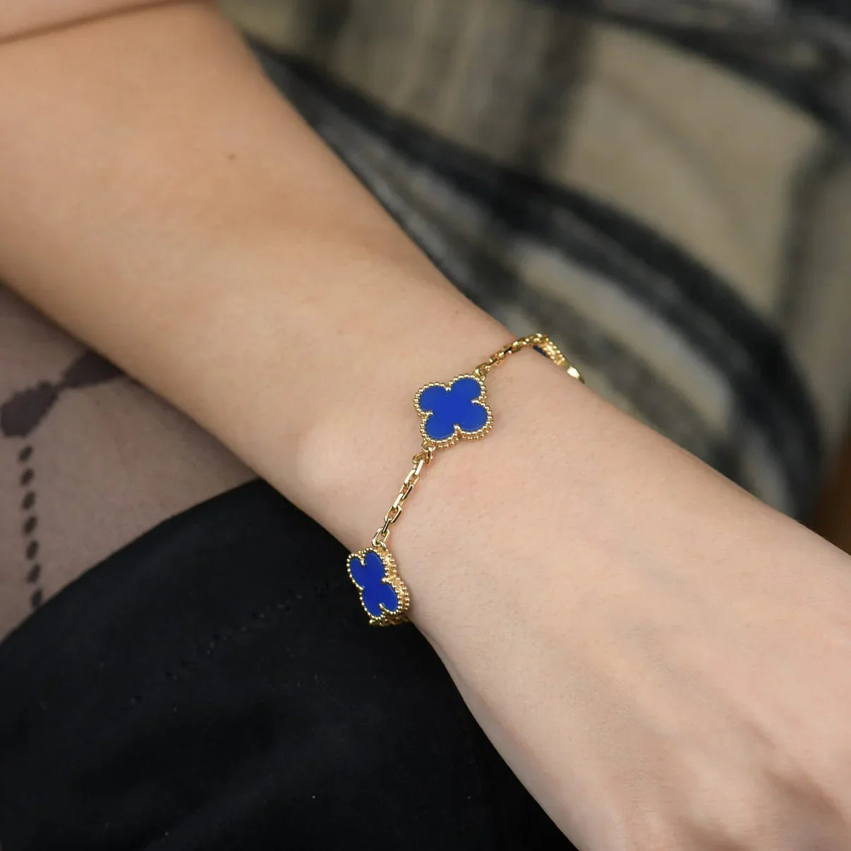 [Riva Jewelry]LUCKY CLOVER 5-MOTIV-ARMBAND – BLAUER ACHAT KOLLEKTION