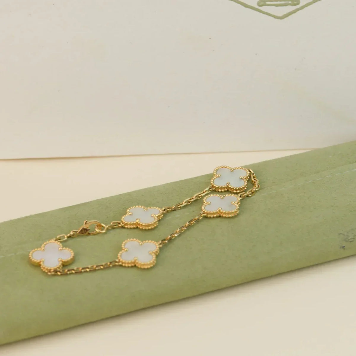 [Riva Jewelry ]CLOVER WHITE PEARL MOP 5 MOTIF BRACELET COLLECTION