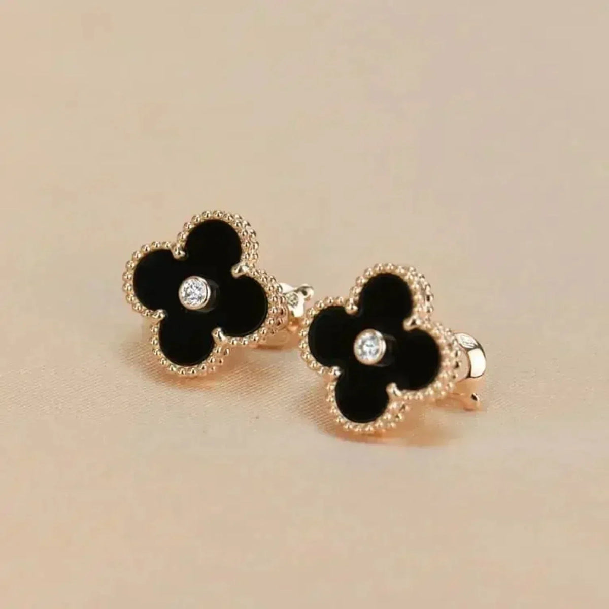 [Riva Jewelry ]CLOVER MEDIUM 1 MOTIFS ONYX DIAMOND EARRINGS
