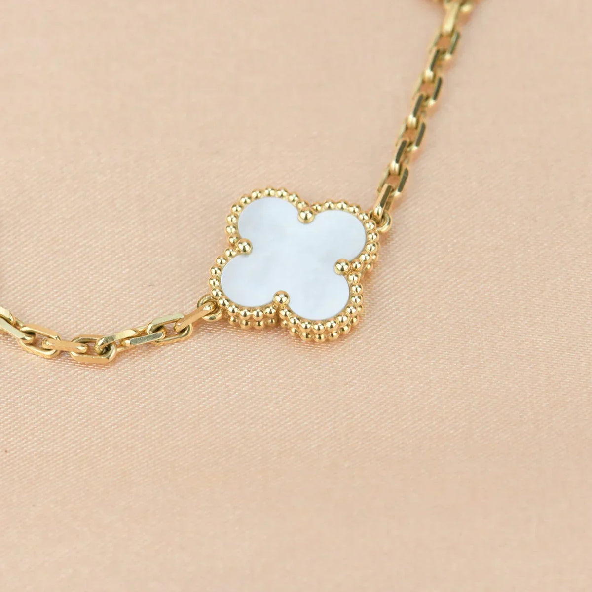 [Riva Jewelry ]CLOVER WHITE PEARL MOP 5 MOTIF BRACELET COLLECTION