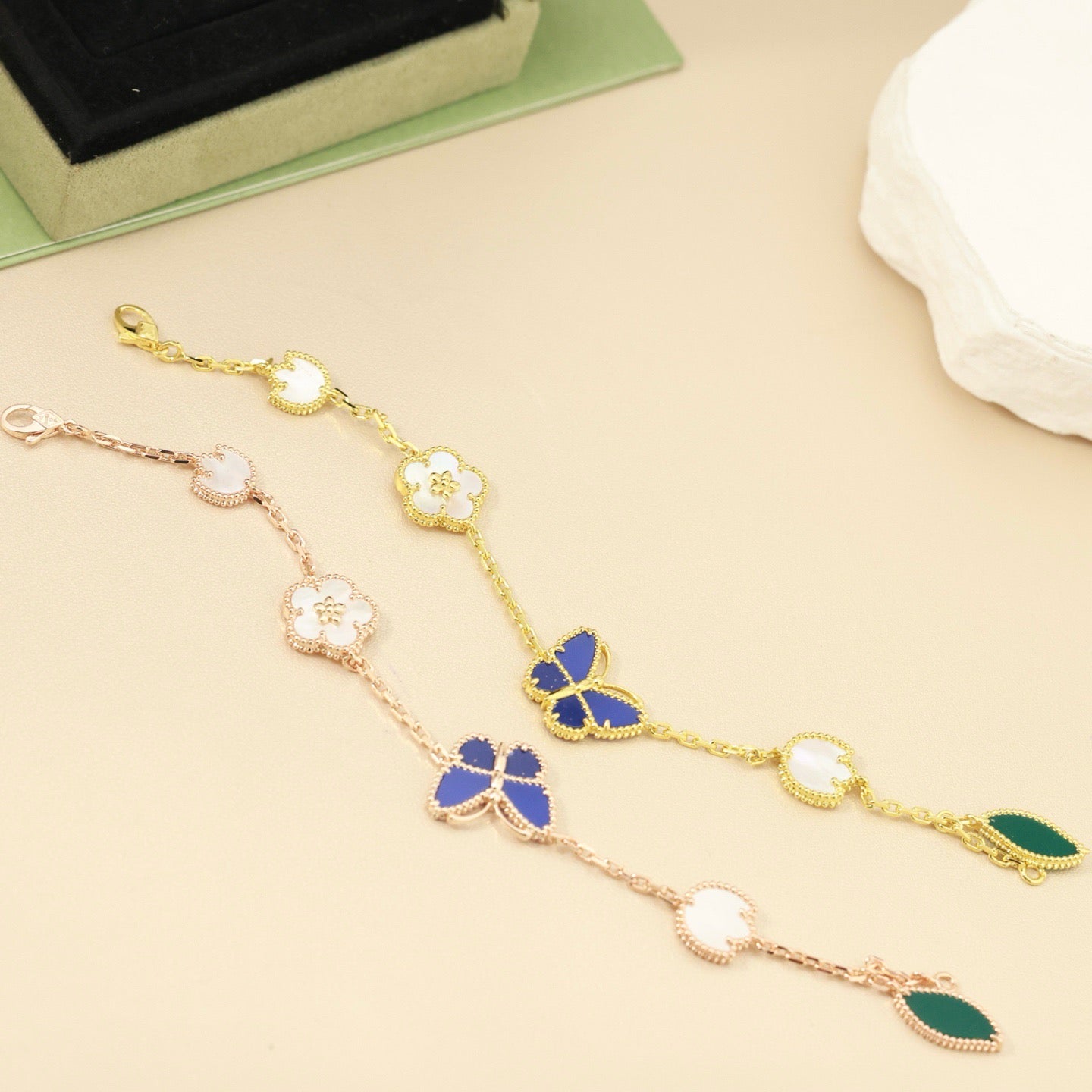 [Riva Jewelry]FRÜHLINGSZAUBER SCHMETTERLING & BLUMEN-CHARM-ARMBAND