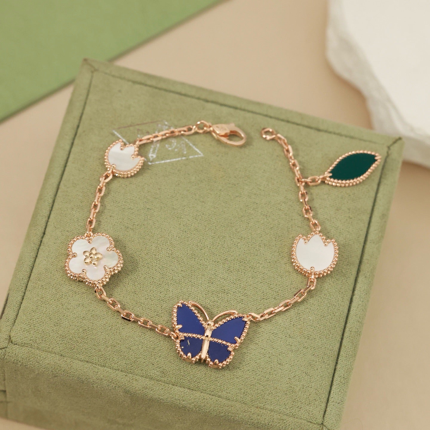 [Riva Jewelry]FRÜHLINGSZAUBER SCHMETTERLING & BLUMEN-CHARM-ARMBAND