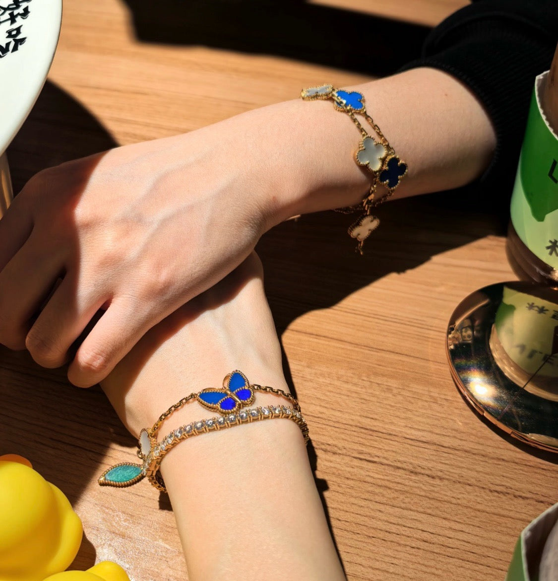 [Riva Jewelry]FRÜHLINGSZAUBER SCHMETTERLING & BLUMEN-CHARM-ARMBAND