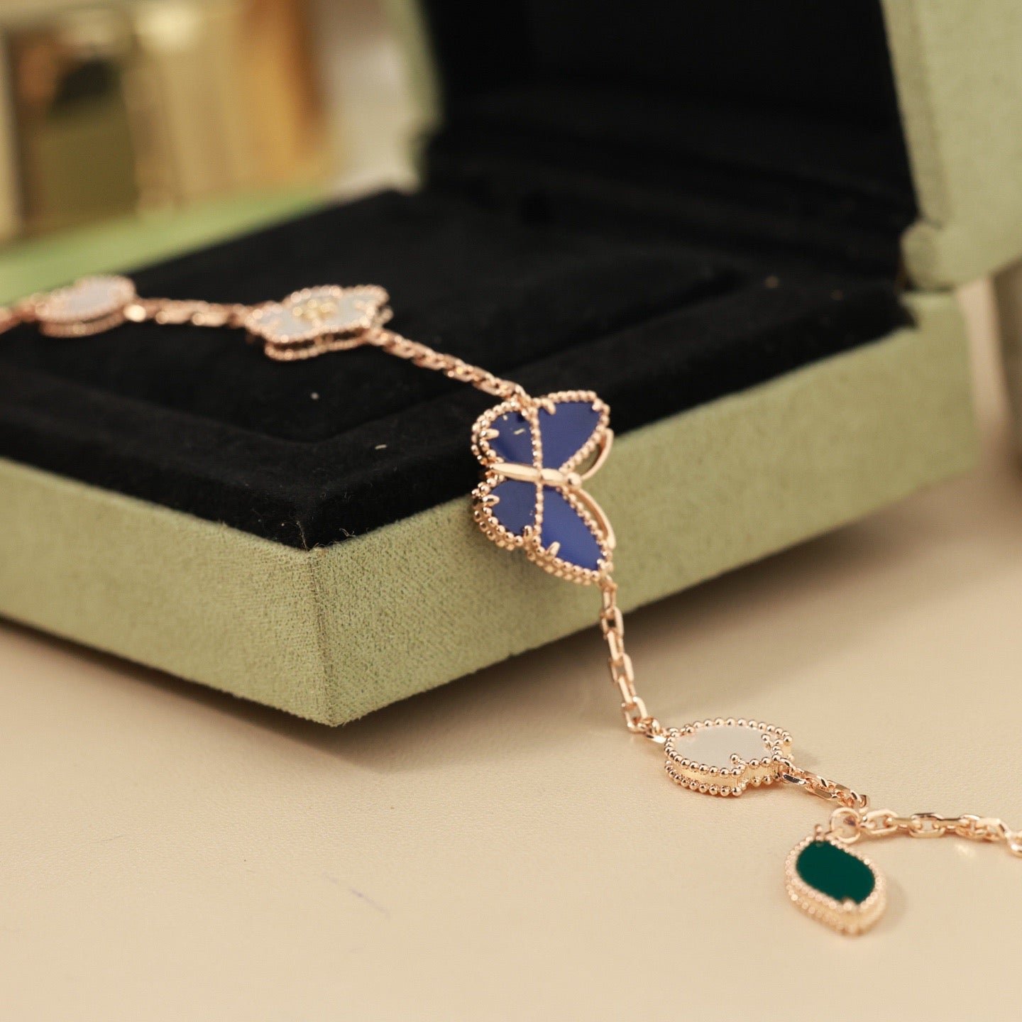 [Riva Jewelry]FRÜHLINGSZAUBER SCHMETTERLING & BLUMEN-CHARM-ARMBAND