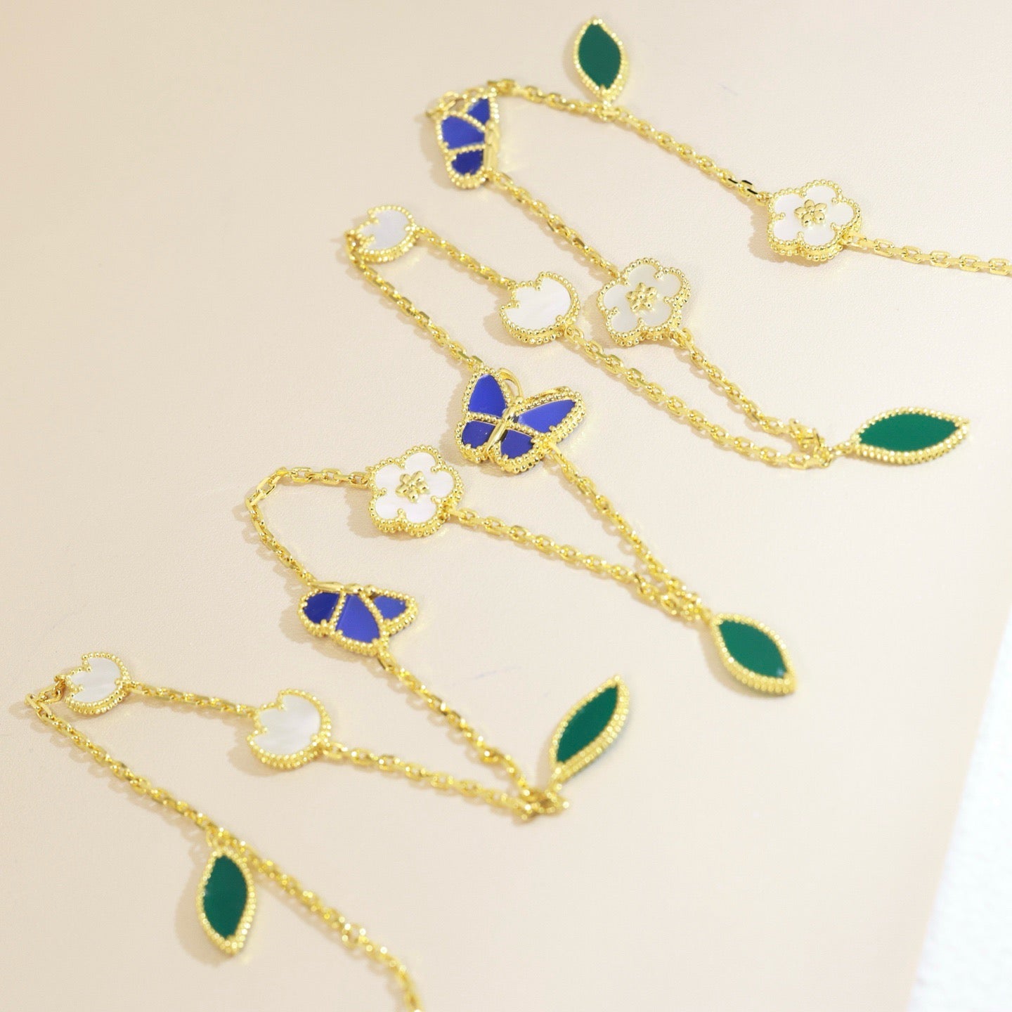 [Riva Jewelry]LUCKY SPRING SCHMETTERLING & BLUMEN STATEMENT-HALSKETTE - 15-MOTIV BLUMENDESIGN