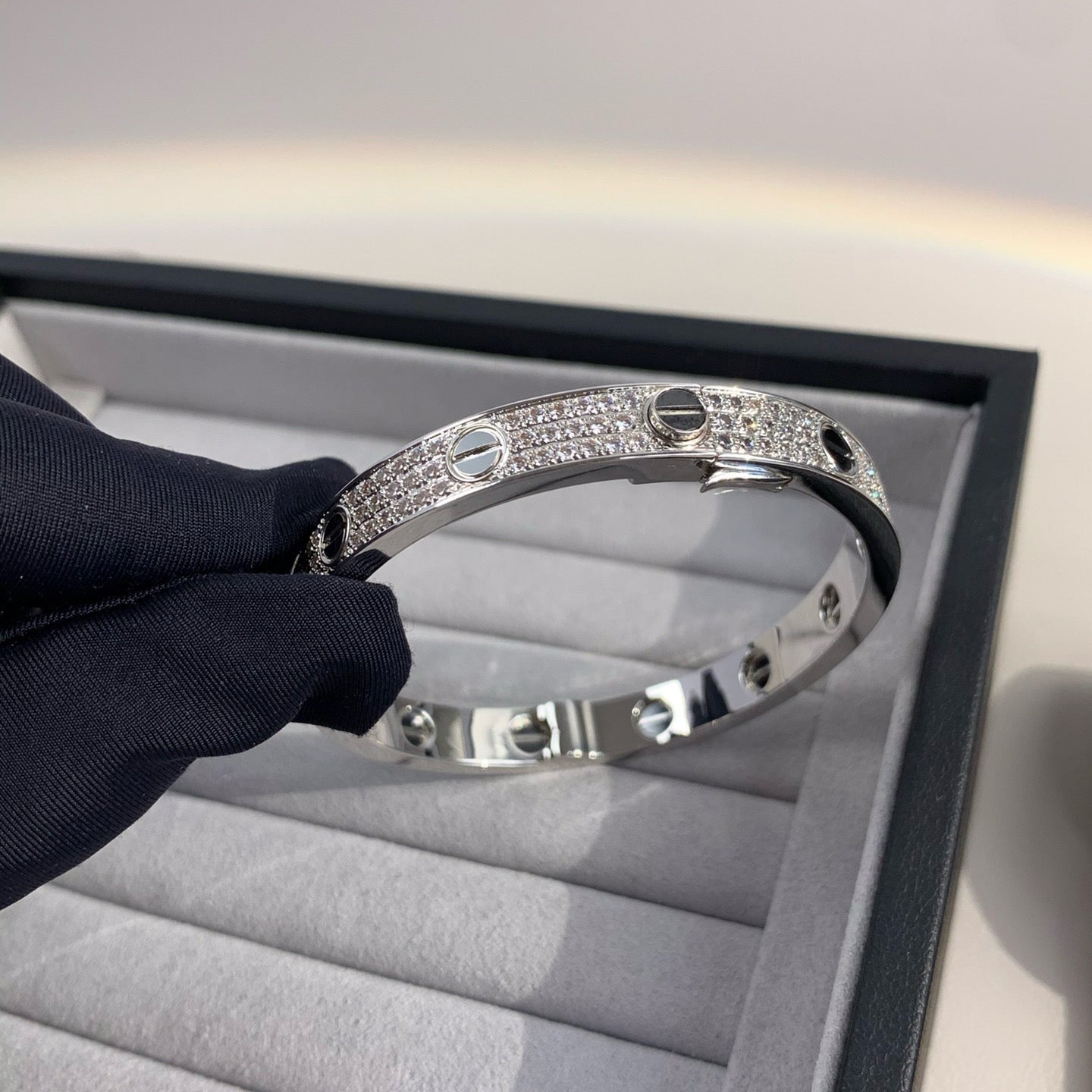 [Riva Jewelry]KLASSISCHER 6,1 MM LOVE BANGLE – DIAMANT PAVÉ & SCHWARZE KERAMIK