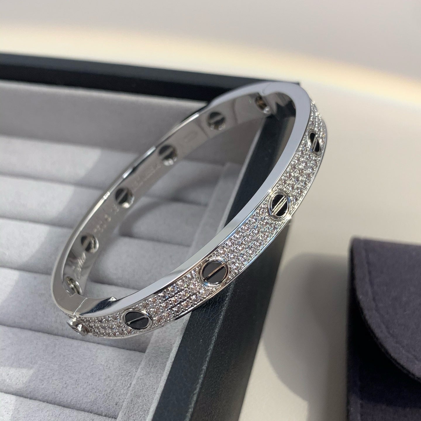 [Riva Jewelry]KLASSISCHER 6,1 MM LOVE BANGLE – DIAMANT PAVÉ & SCHWARZE KERAMIK