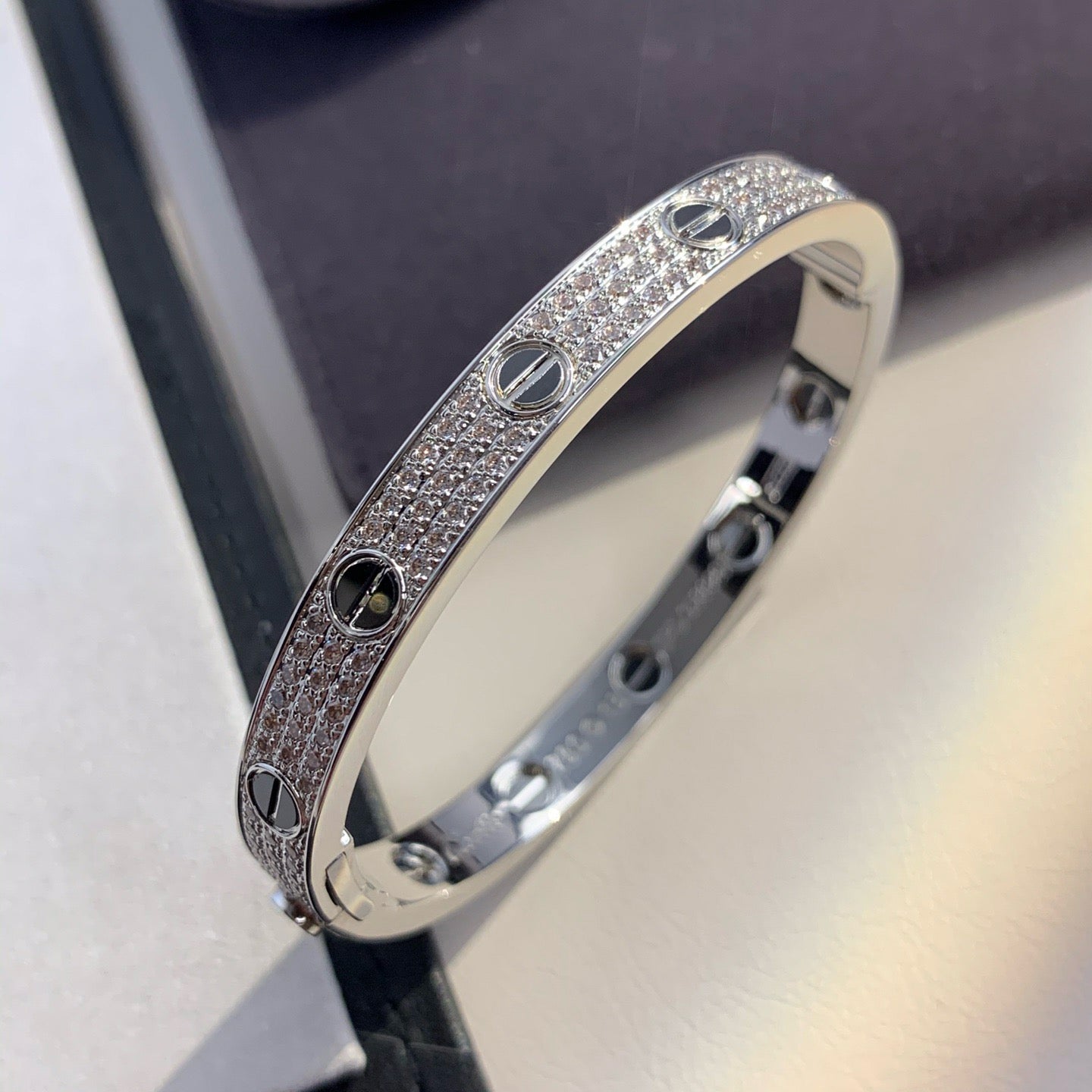[Riva Jewelry]KLASSISCHER 6,1 MM LOVE BANGLE – DIAMANT PAVÉ & SCHWARZE KERAMIK