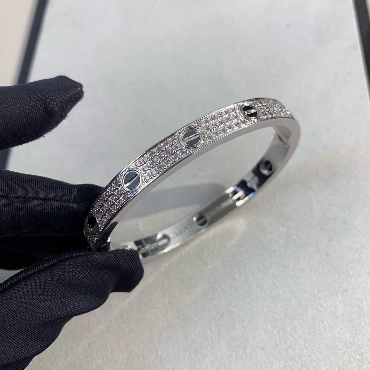 [Riva Jewelry]KLASSISCHER 6,1 MM LOVE BANGLE – DIAMANT PAVÉ & SCHWARZE KERAMIK