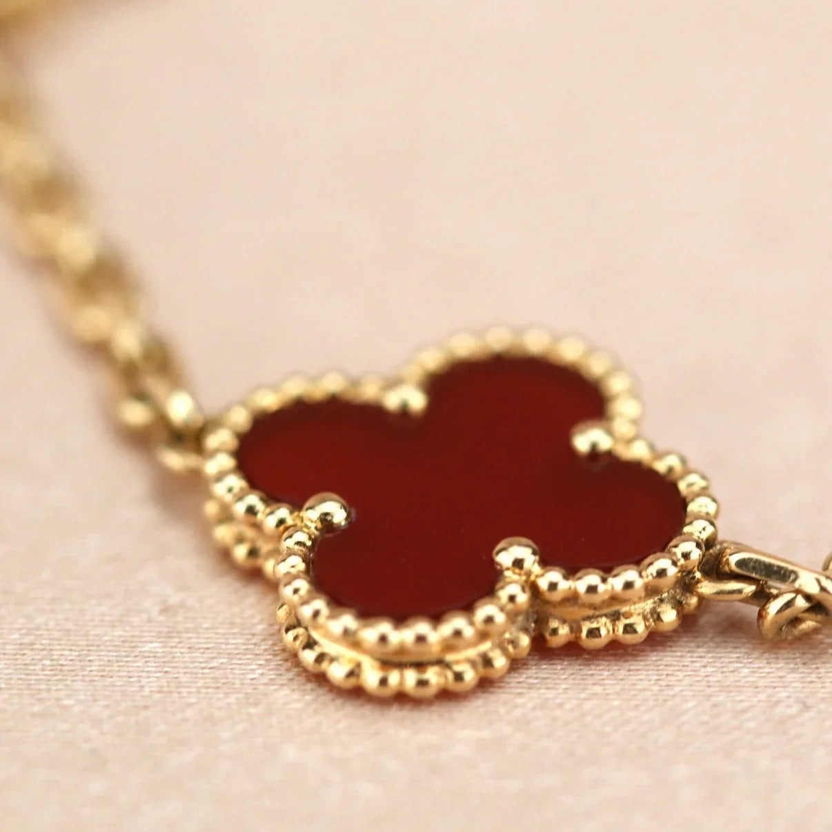 [Riva Jewelry]LUCKY CLOVER 5-MOTIV ARMBAND - RED CARNELIAN KOLLEKTION