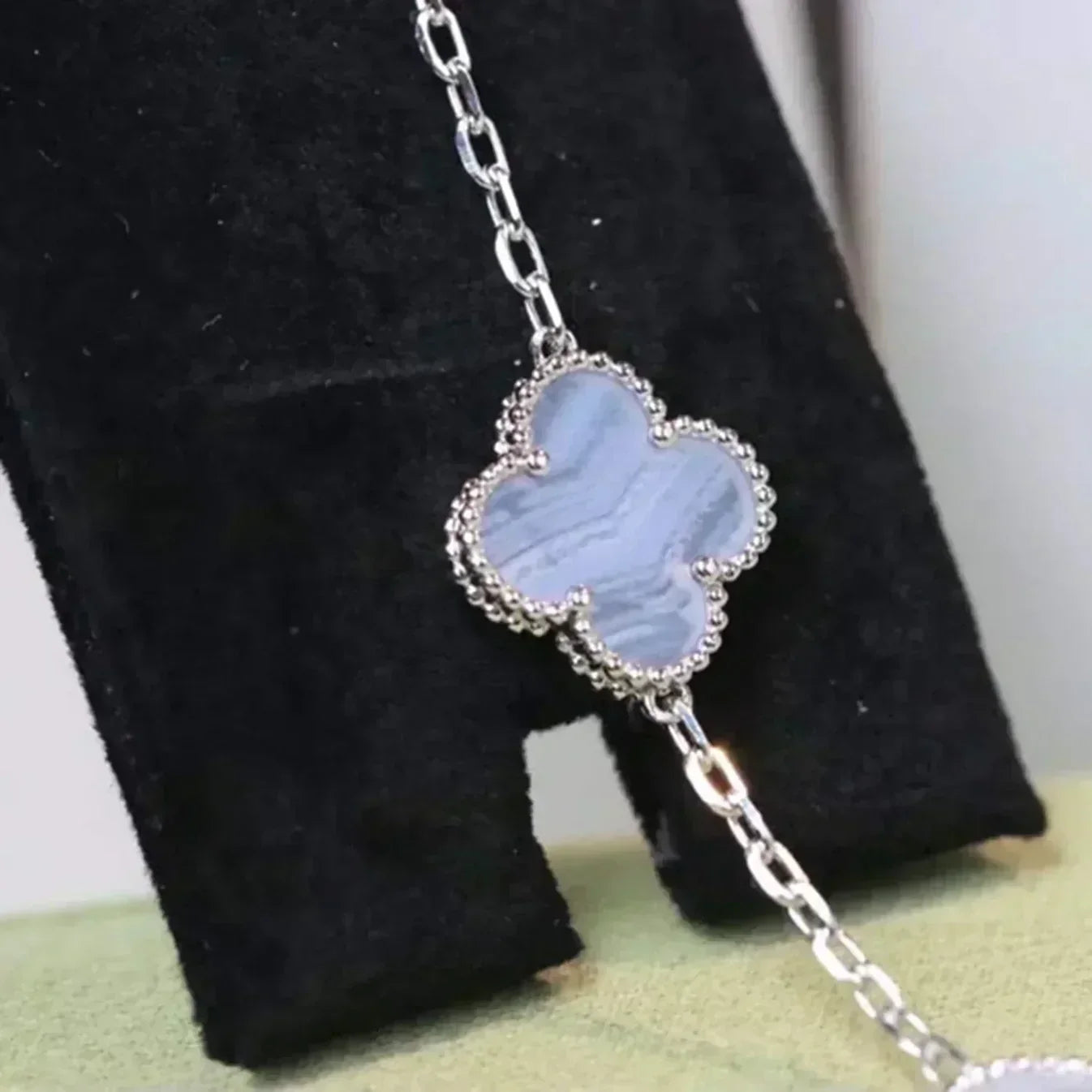 [Riva Jewelry]ラッキー クローバー 5モチーフ ブレスレット - パープルカルセドニー コレクション