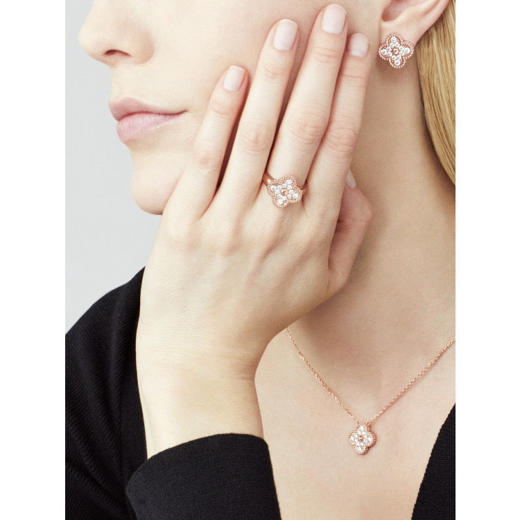 [Riva Jewelry ]CLOVER 15MM DIAMOND SINGLE FLOWER NECKLACE