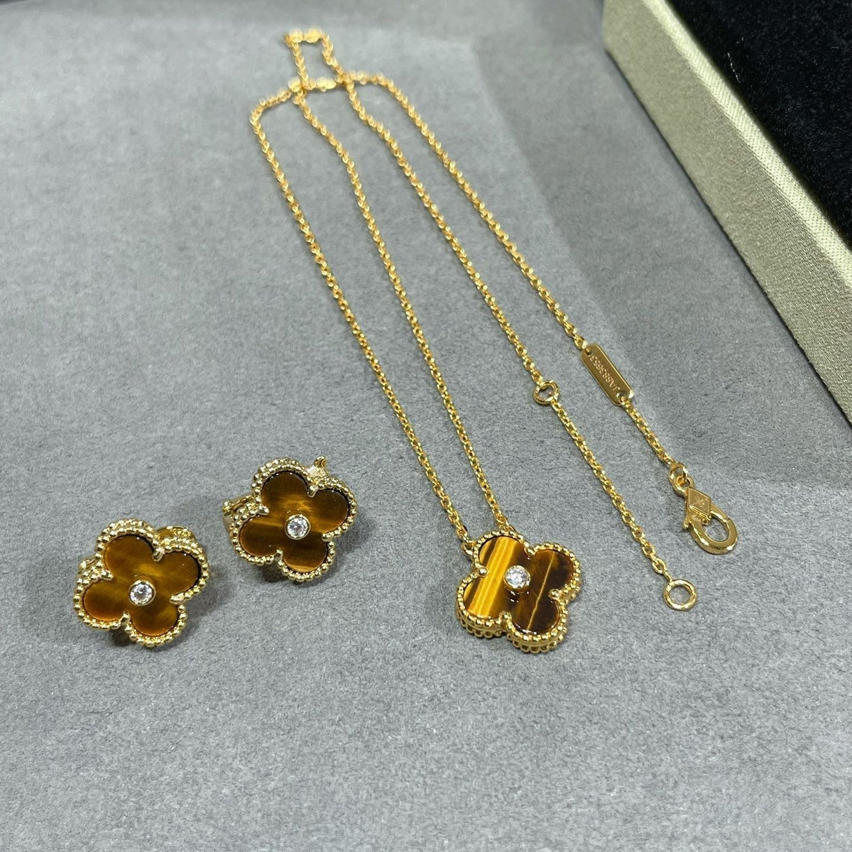 [Riva Jewelry ]CLOVER 15MM DIAMOND AND YELLOW TIGER'S EYE AGATE necklace