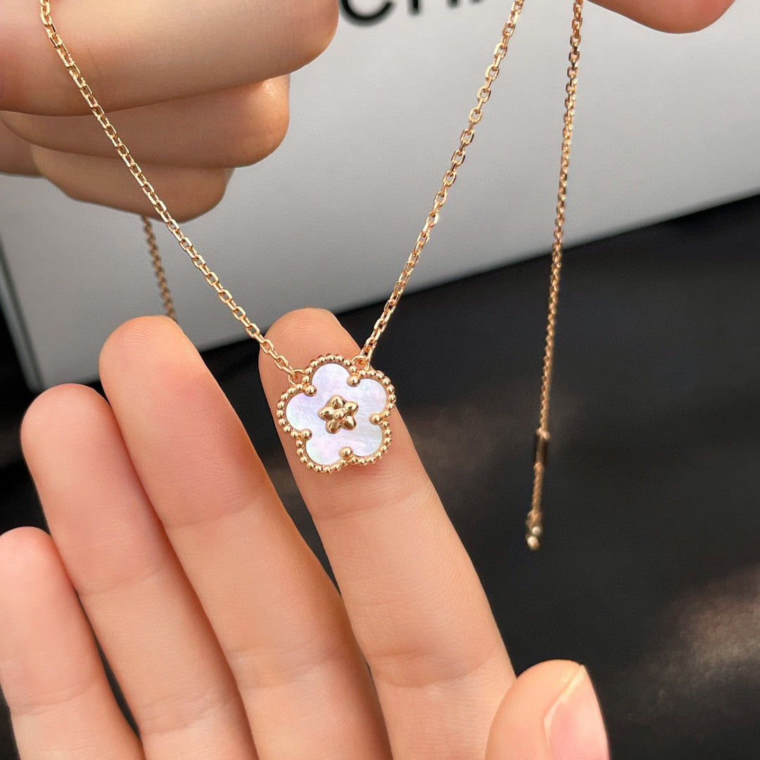 [Riva Jewelry ]LUCKY  WHITE MOP  PLUM BLOSSOM NECKLACE
