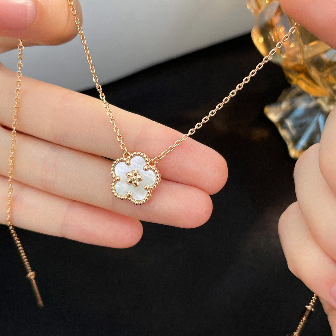 [Riva Jewelry ]LUCKY  WHITE MOP  PLUM BLOSSOM NECKLACE