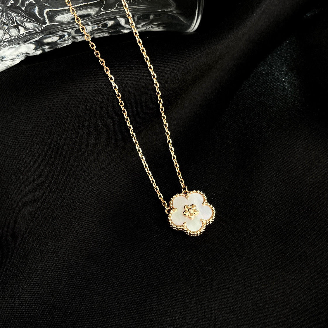 [Riva Jewelry ]LUCKY  WHITE MOP  PLUM BLOSSOM NECKLACE