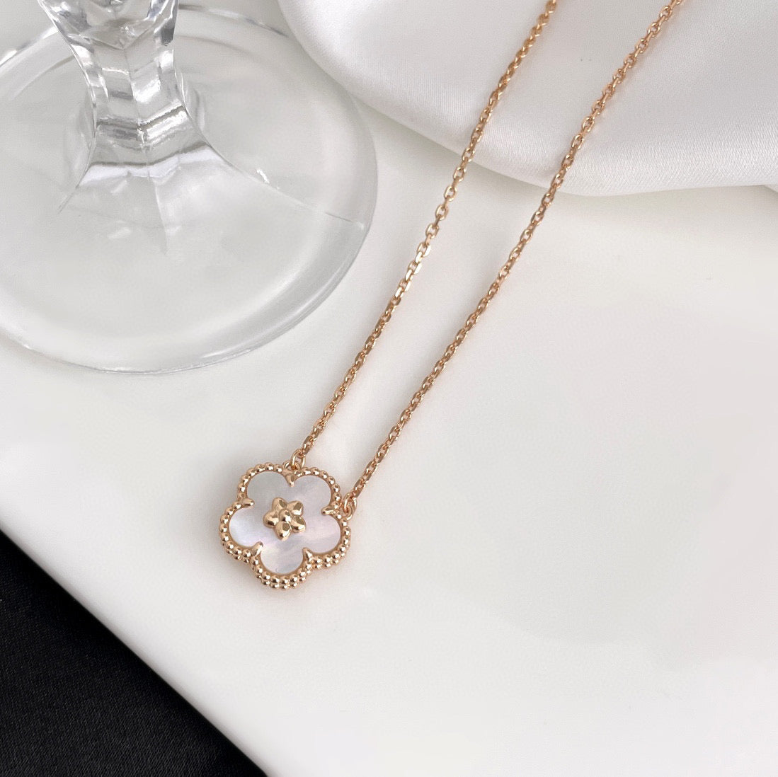 [Riva Jewelry ]LUCKY  WHITE MOP  PLUM BLOSSOM NECKLACE