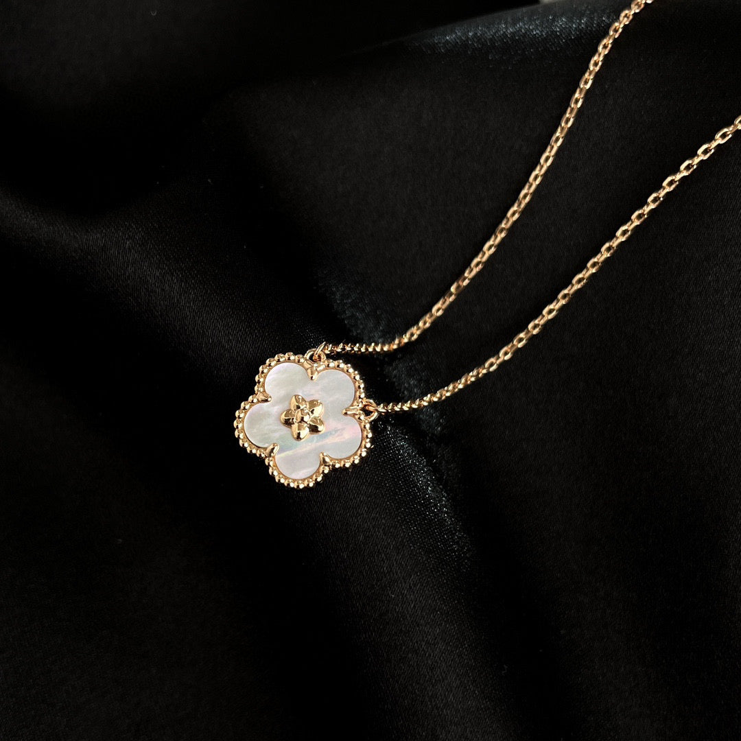 [Riva Jewelry ]LUCKY  WHITE MOP  PLUM BLOSSOM NECKLACE