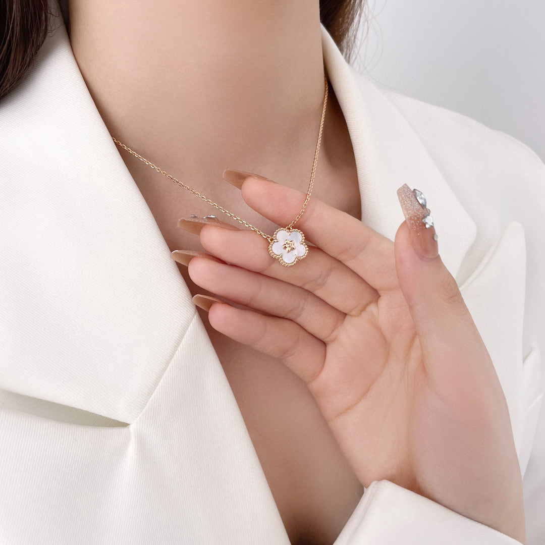 [Riva Jewelry ]LUCKY  WHITE MOP  PLUM BLOSSOM NECKLACE