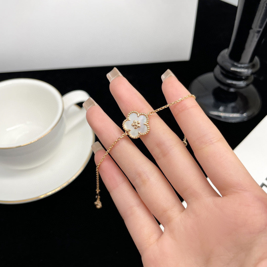 [Riva Jewelry ]LUCKY WHITE MOP PLUM BLOSSOM  BRACELET