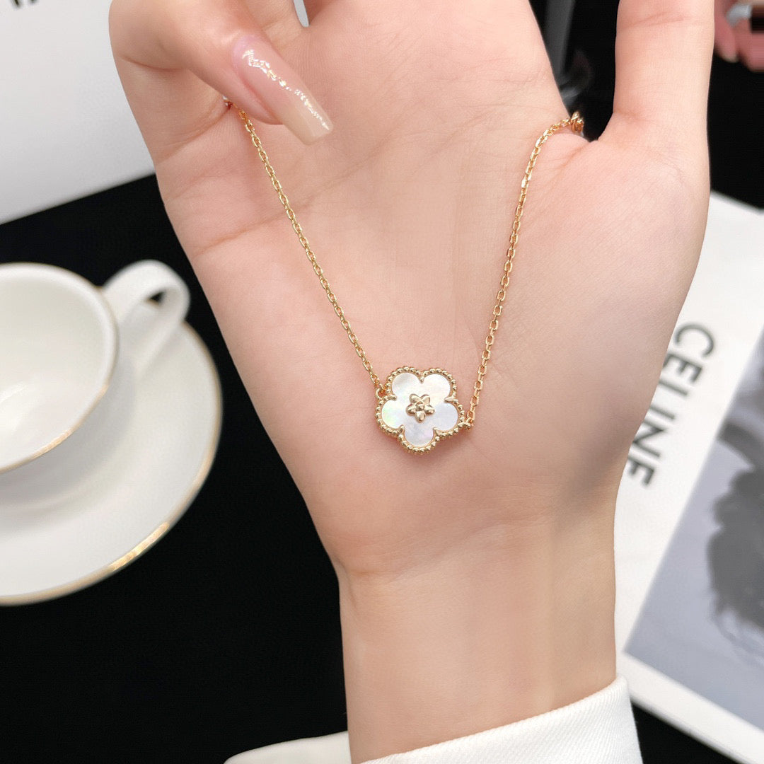 [Riva Jewelry ]LUCKY  WHITE MOP  PLUM BLOSSOM NECKLACE