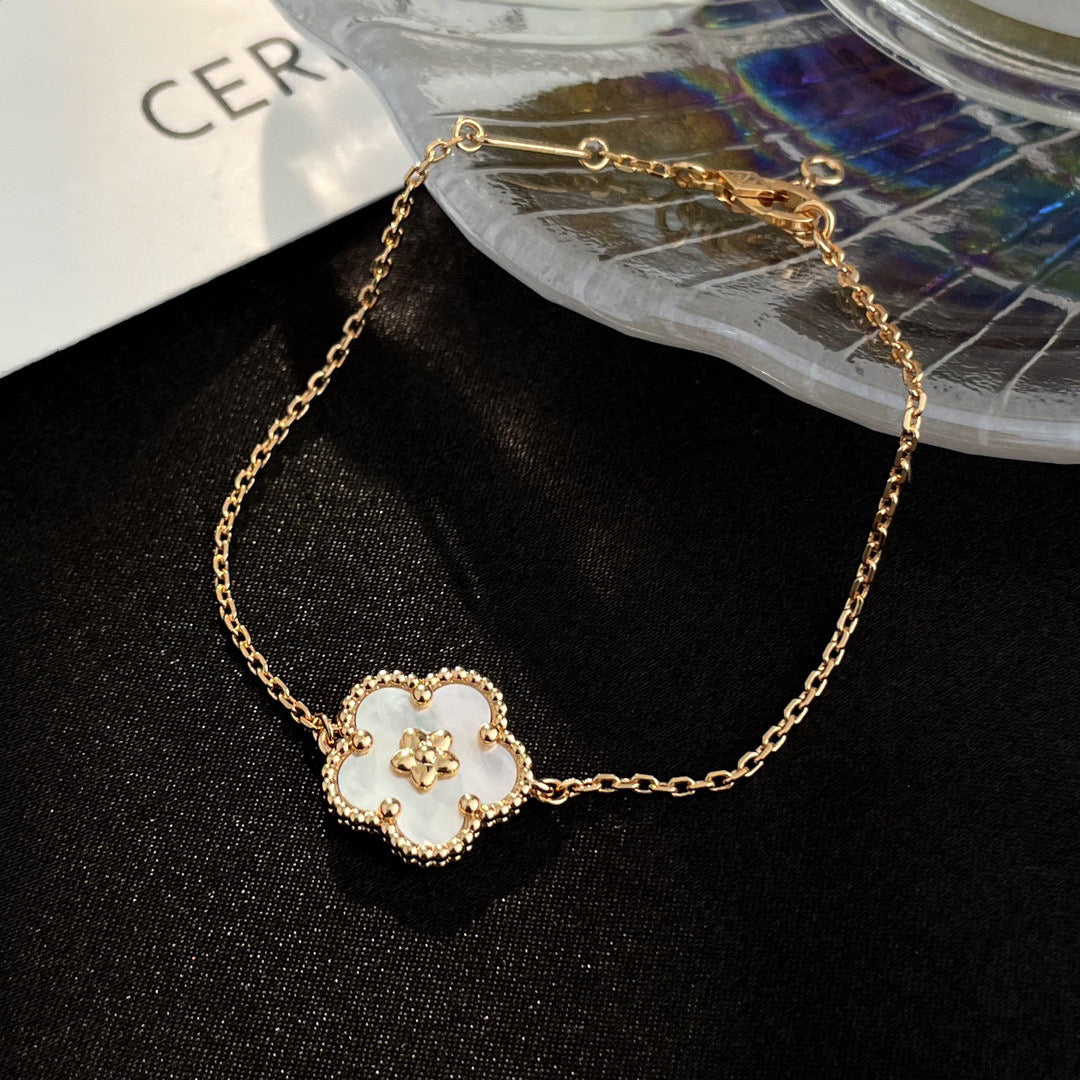 [Riva Jewelry ]LUCKY WHITE MOP PLUM BLOSSOM  BRACELET