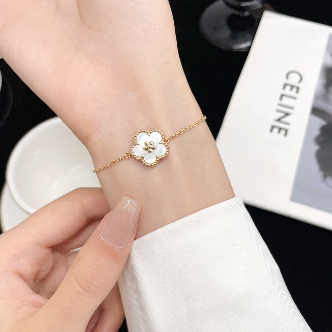 [Riva Jewelry ]LUCKY WHITE MOP PLUM BLOSSOM  BRACELET