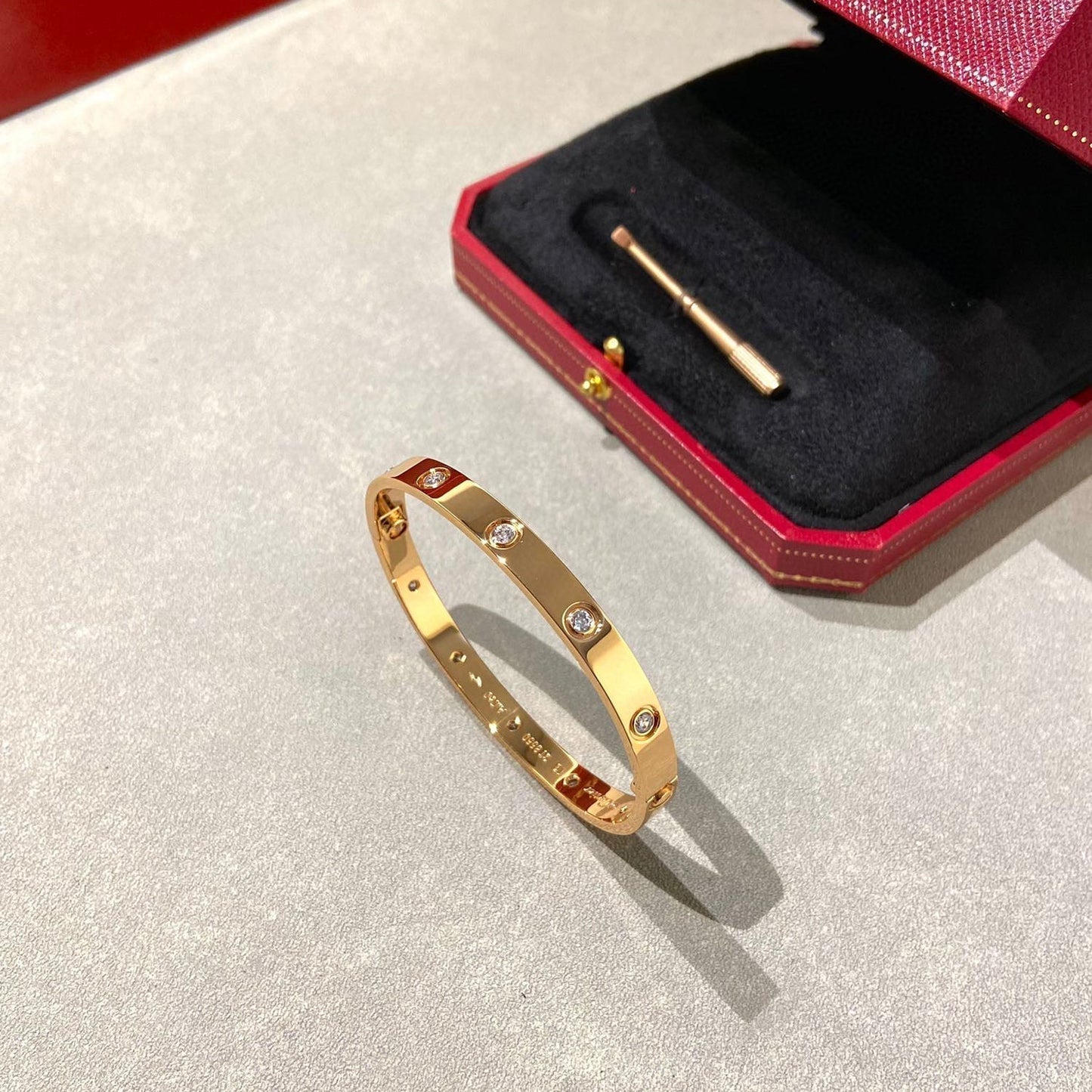 [Riva Jewelry]クラシック 6.1MM ラブバングル - 10ダイヤモンド