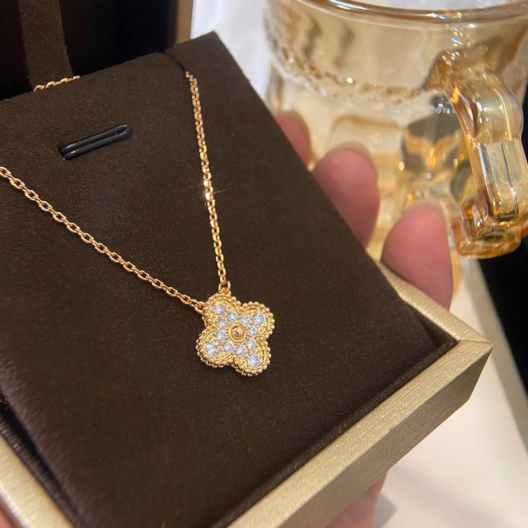 [Riva Jewelry ]CLOVER 15MM DIAMOND SINGLE FLOWER NECKLACE