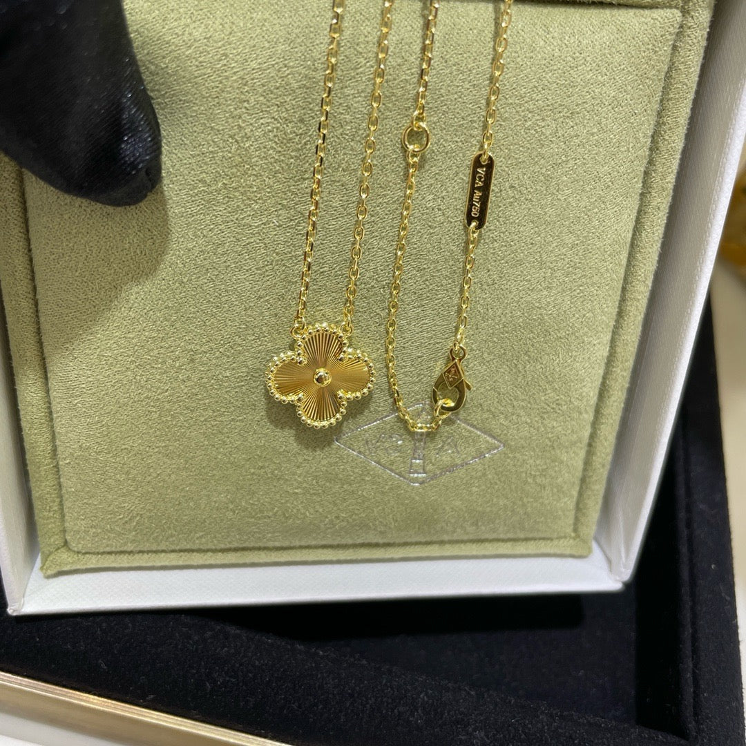 [Riva Jewelry ]CLOVER 15MM LASER NECKLACE
