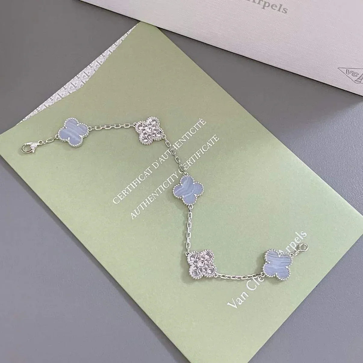 [Riva Jewelry]ラッキー クローバー 5モチーフ ブレスレット - パープルカルセドニー コレクション