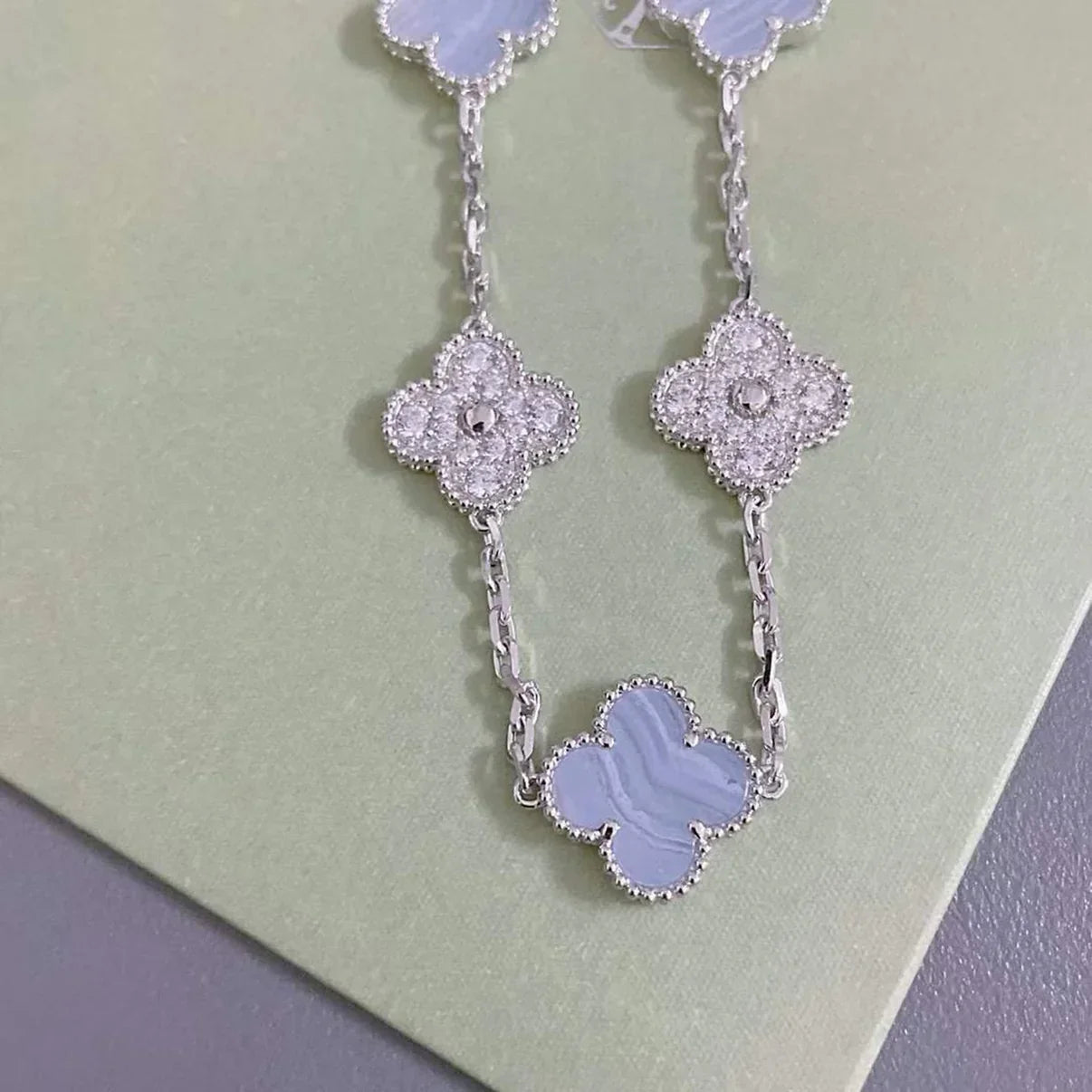 [Riva Jewelry]ラッキー クローバー 5モチーフ ブレスレット - パープルカルセドニー コレクション