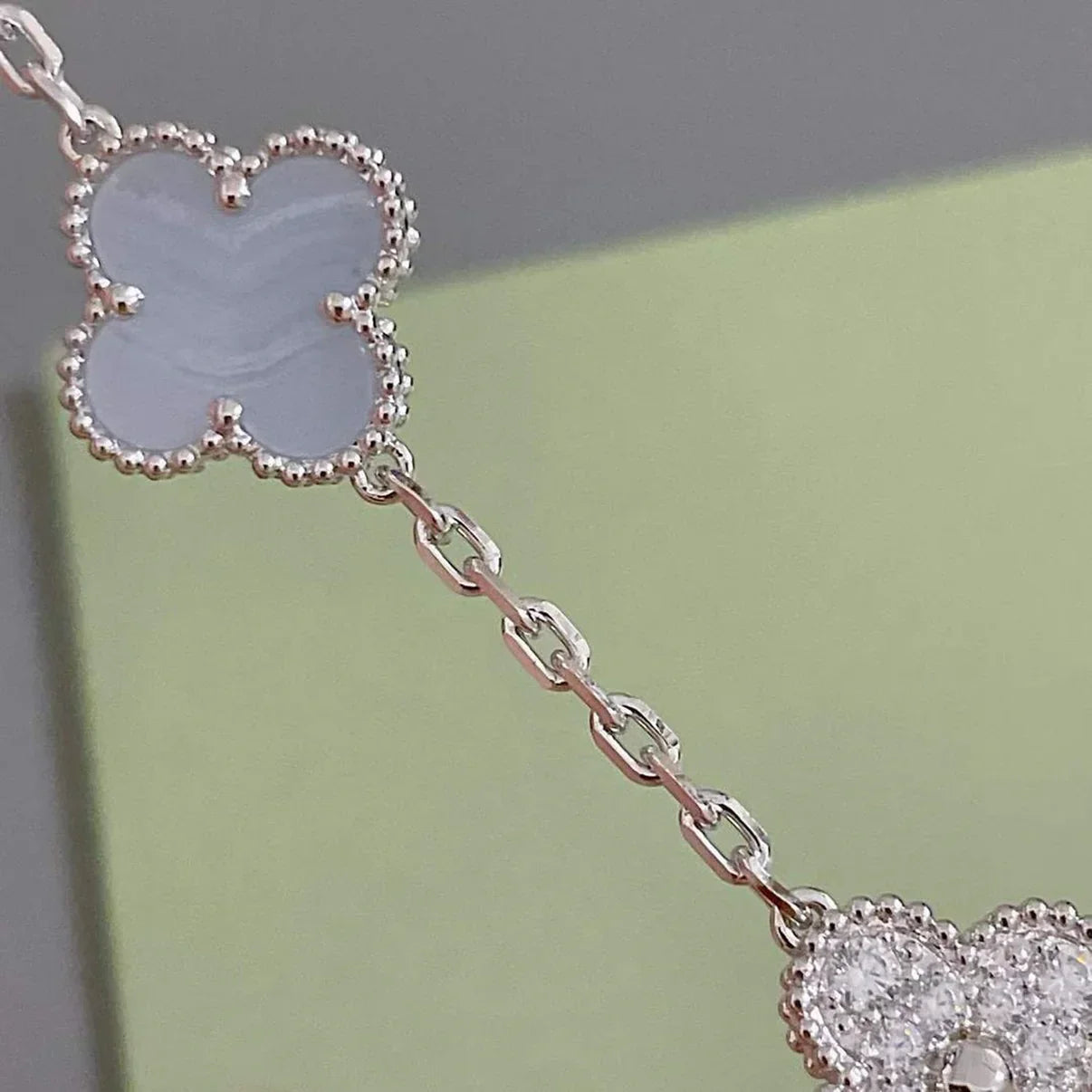 [Riva Jewelry]ラッキー クローバー 5モチーフ ブレスレット - パープルカルセドニー コレクション