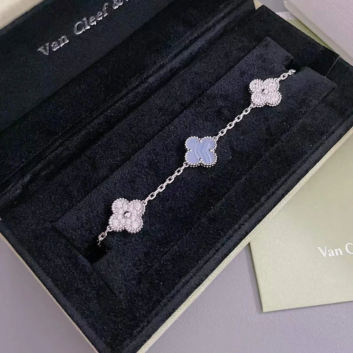 [Riva Jewelry]ラッキー クローバー 5モチーフ ブレスレット - パープルカルセドニー コレクション