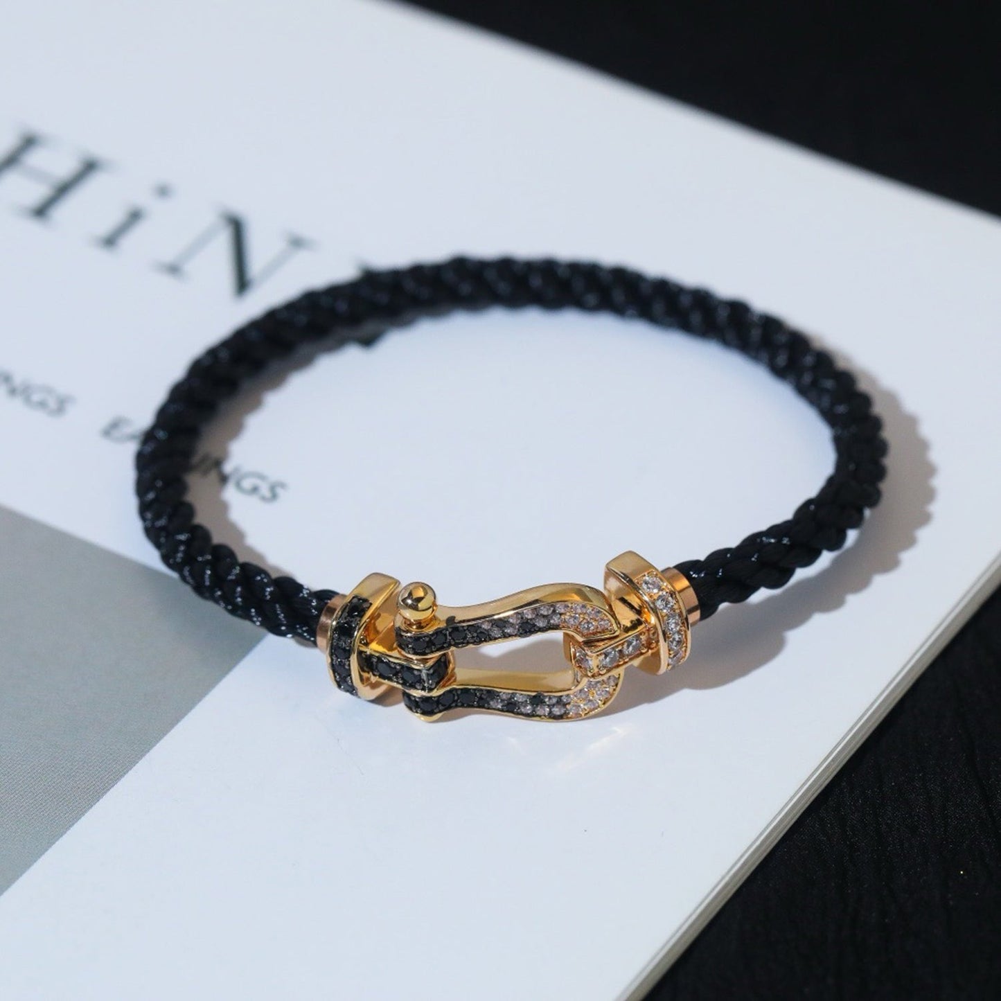 [Riva Jewelry]フォースラージホースシューブラック＆ホワイトダイヤモンドブレスレット - ホワイトゴールド