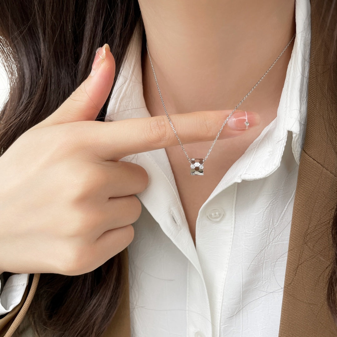 [Riva Jewelry]BIENEN-ANHÄNGER MINI-HALSKETTE MIT DIAMANTEN