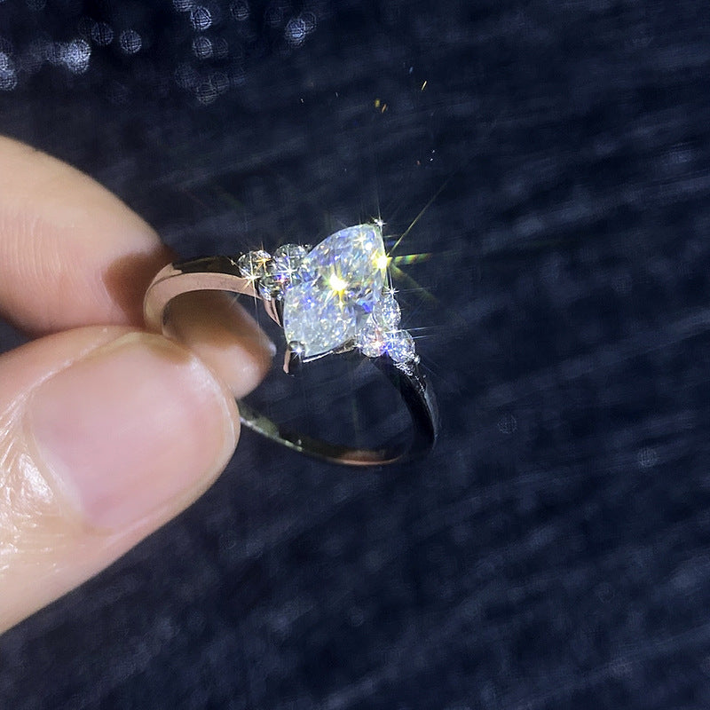 [Riva Jewelry]ELEGANTER MARQUISE-SCHLIFF MOISSANITRING MIT SEITLICHEN AKZENTEN