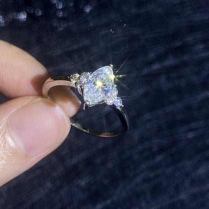 [Riva Jewelry]ELEGANTER MARQUISE-SCHLIFF MOISSANITRING MIT SEITLICHEN AKZENTEN