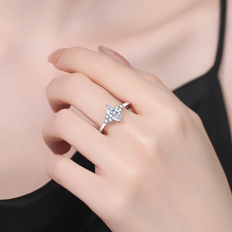 [Riva Jewelry]ELEGANTER MARQUISE-SCHLIFF MOISSANITRING MIT SEITLICHEN AKZENTEN