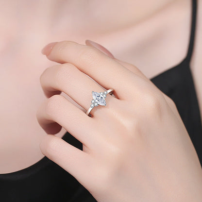 [Riva Jewelry]ELEGANTER MARQUISE-SCHLIFF MOISSANITRING MIT SEITLICHEN AKZENTEN
