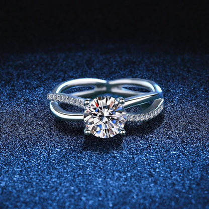[Riva Jewelry]ELEGANTER 4-KRALLEN KREUZEND MOISSANIT-VERLOBUNGSRING