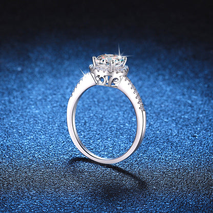 [Riva Jewelry]STRAHLENDER RUNDER HALO-VERLOBUNGSRING MIT MOISSANIT