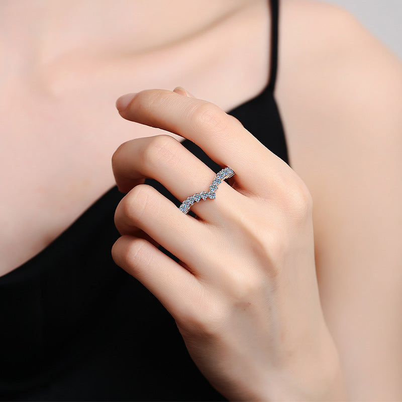 [Riva Jewelry]ELEGANTER V-FÖRMIGER CHEVRON-MOISSANIT-RING