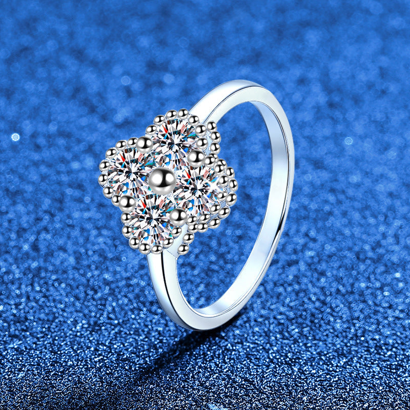 [Riva Jewelry]エレガントな四つ葉のクローバーモアッサナイトリング