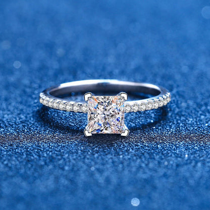 [Riva Jewelry]ELEGANTER MOISSANIT-VERLOBUNGSRING IM PRINZESSINNENSCHLIFF