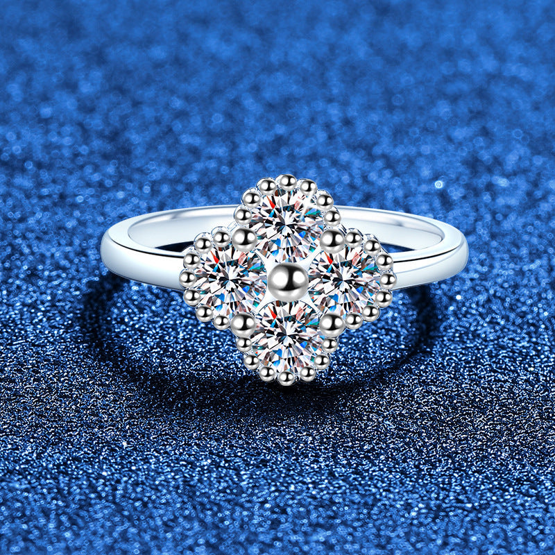 [Riva Jewelry]エレガントな四つ葉のクローバーモアッサナイトリング